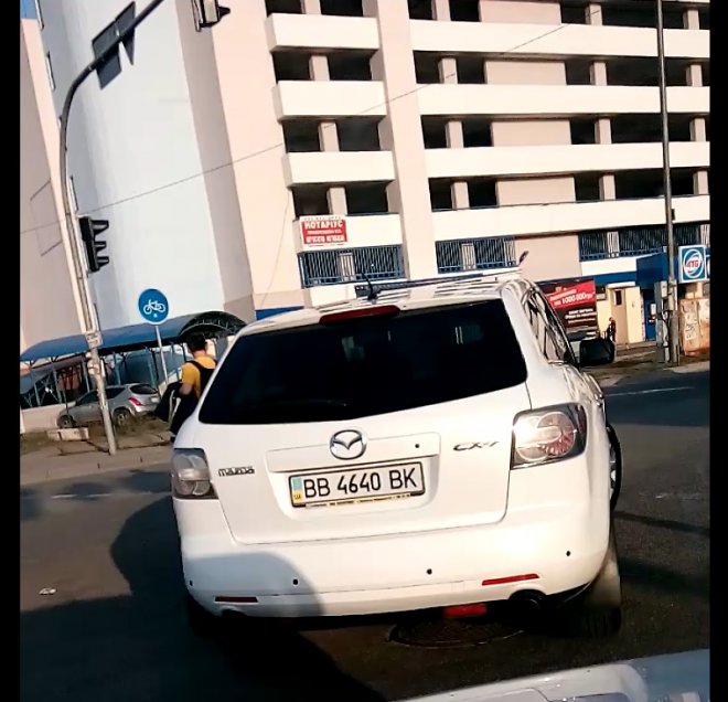 На перекрестках пропускайте Луганских, поворачивающих со второго ряда направо. Если Вы не пропустите, и поедете прямо по своей полосе, то ВАС догонят и будут в ВАС целится из пистолета