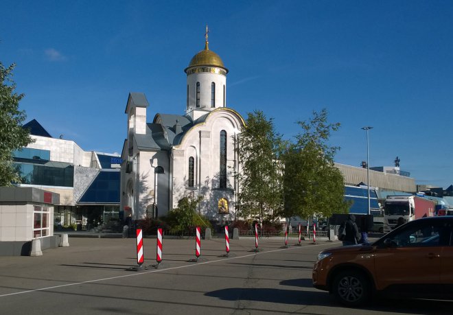 на территории выставки сохранили и обновили старую церквушку