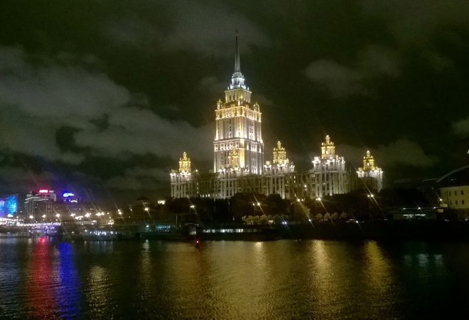 на второй вечер выбрались в городкто угадает, что за здание .