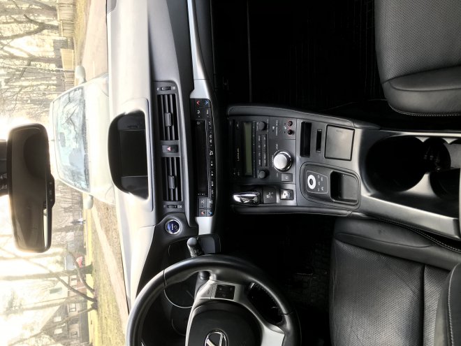  .  Lexus CT200H 2012 ,    TomTom  