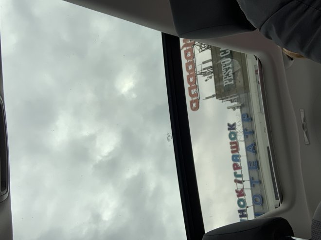 Третій рік машина з панорамою, поганого нічого не бачуКруто в дощ, вночі десь за містом, на живописних дорогах, в сонце треба закривати сітку.