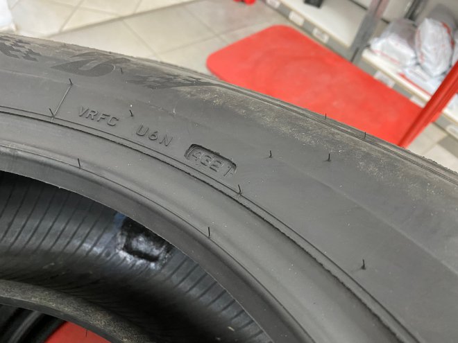 Заказал у этих "продавцов" комплект из 4-х покрышек, тоже год оказался перебит. Маркировка с датой кривая, сильно утоплена внутрь, шрифт отличается от первой части маркировки
