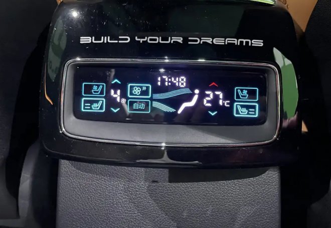 Этот пластик под кожу и глянец под глянец смотрится дешманом полным.