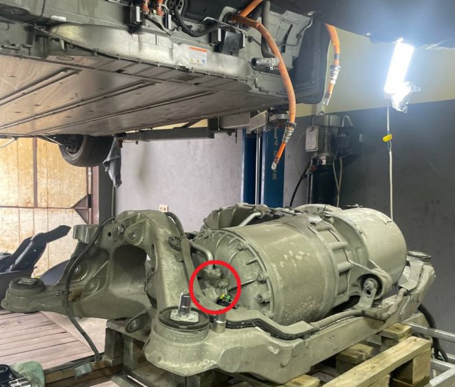 Глушити потрібно під кришкою у червоному кружочку. Як її зняти не зняв двигун - хз