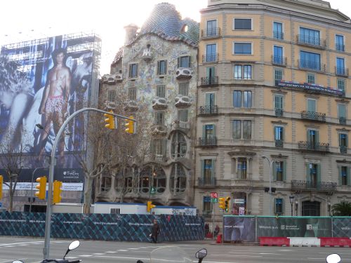 ��������, � 10 ������� ������, ���� �� Passeig de Gracia, ��������� ��� ���� ���������� ������� ������ ����� - Casa Batllo. ���� ������ ������