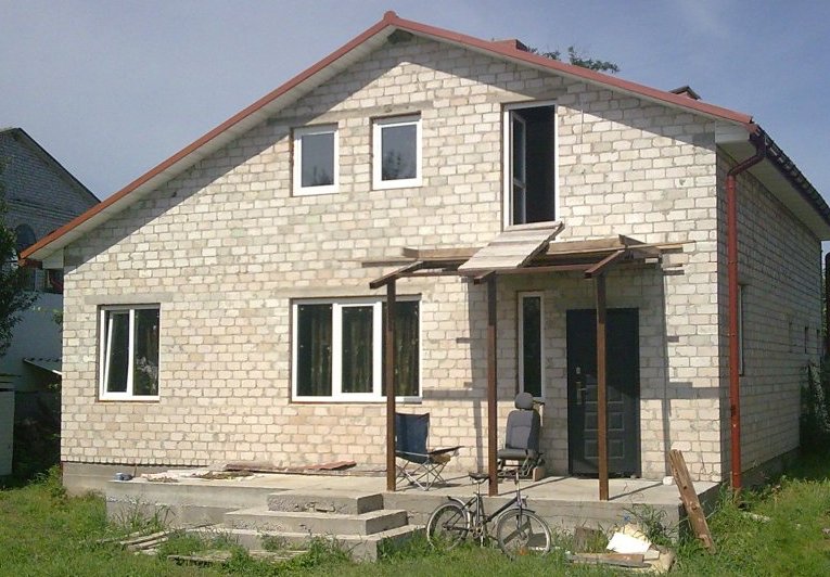 Размещаю тут, потому что пока не продается. Имеется дом Бориспольский р-н, с